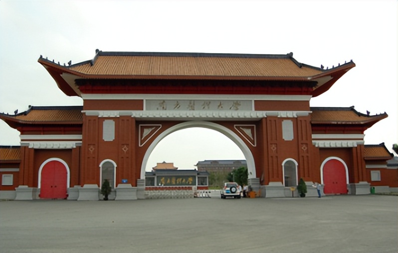 军医大学对眼睛视力有什么要求_军医大学毕业后的去向和待遇_军医大学
